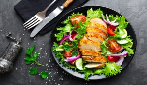 Sałatka z grillowanym kurczakiem